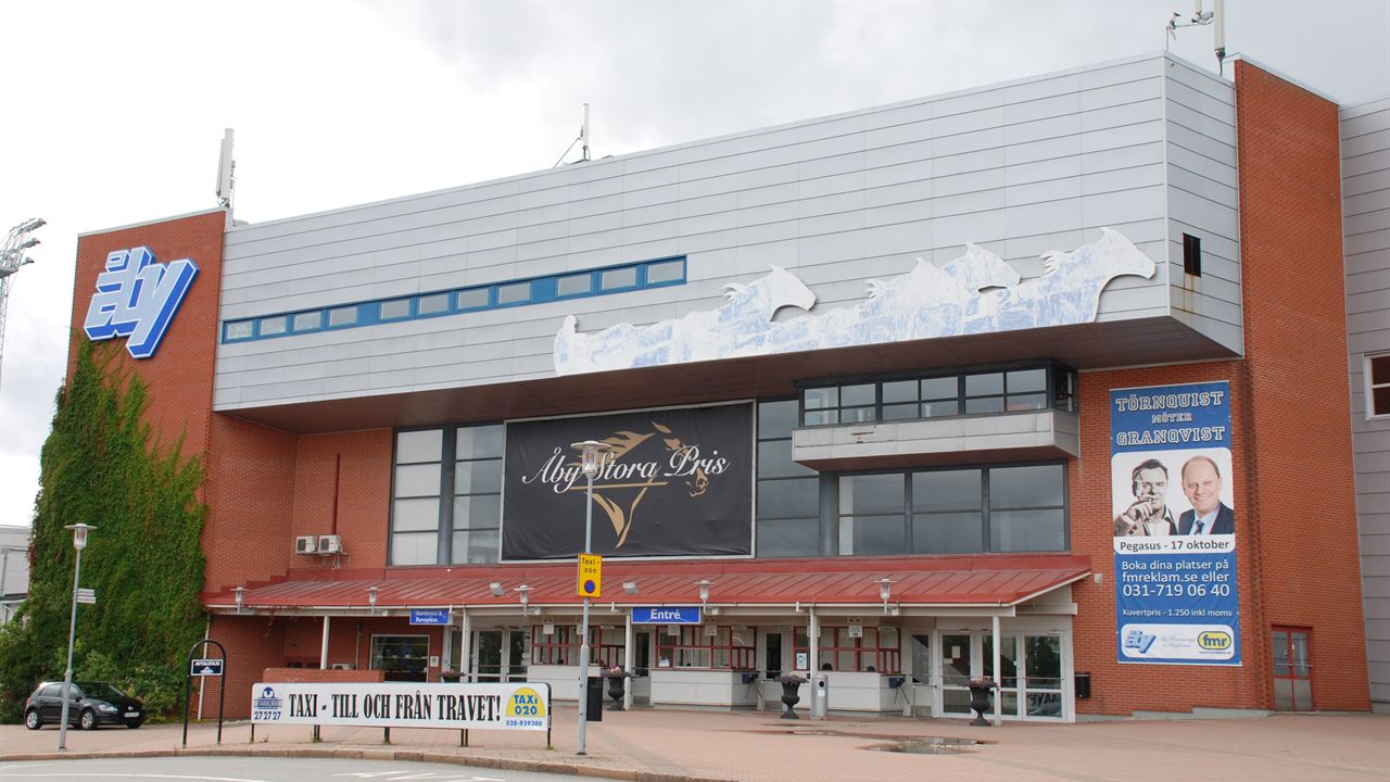 Arenabyggnaden vid Åbytravet