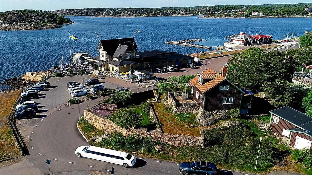 Blomstermåla vid vattnet i Särö sett från ovan, med brygga och havsutsikt