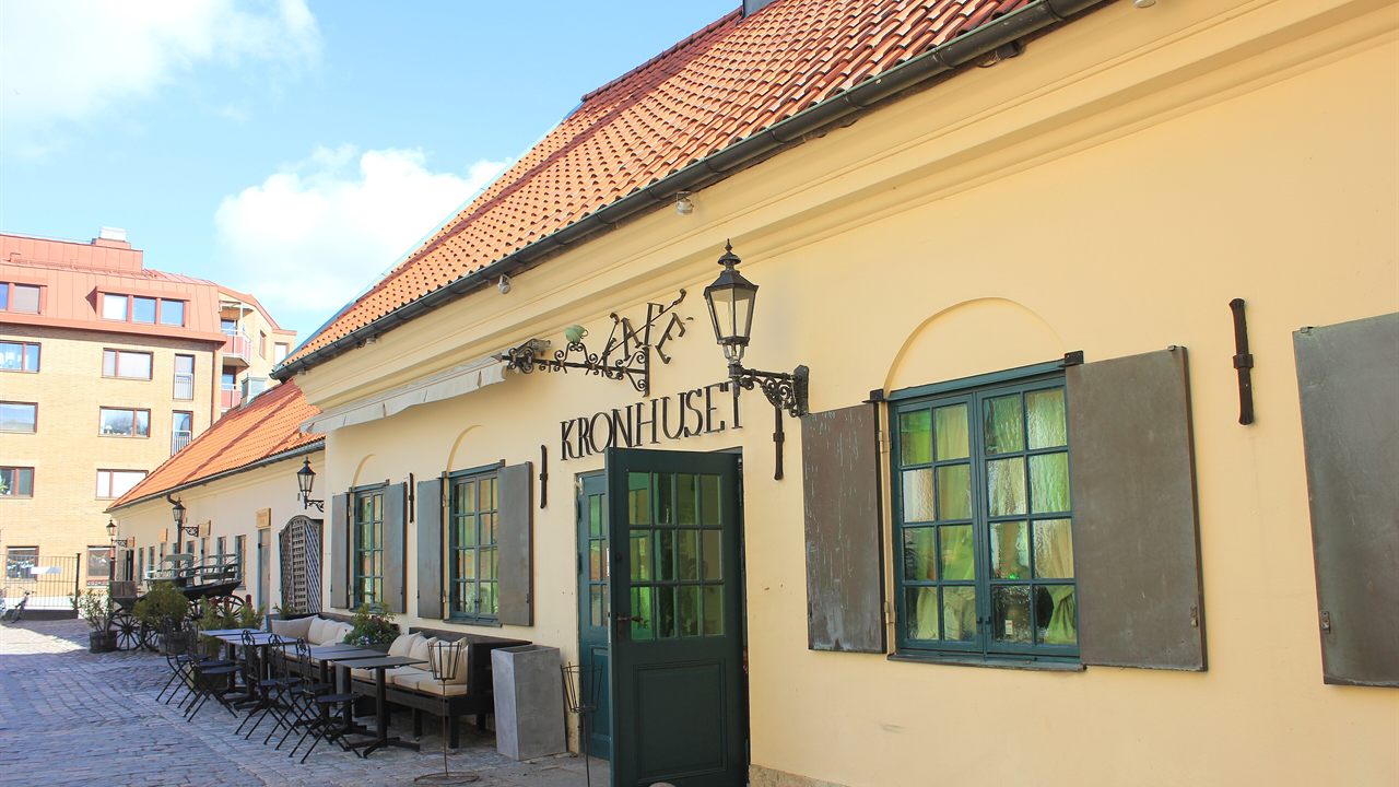 Entrén till Café Kronhuset på gården vid Kronhuset i Göteborg, med uteservering