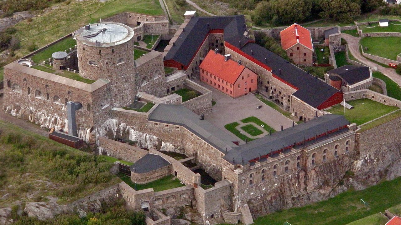 Flygfoto över Carlstens fästning med runt torn och röda byggnader