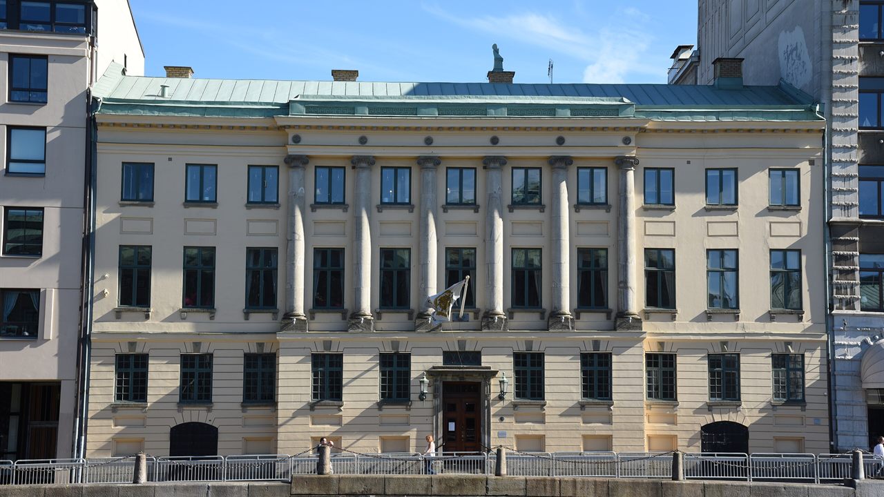 Chalmersska huset med kolonnprydd fasad vid Södra Hamngatan 11, Göteborg
