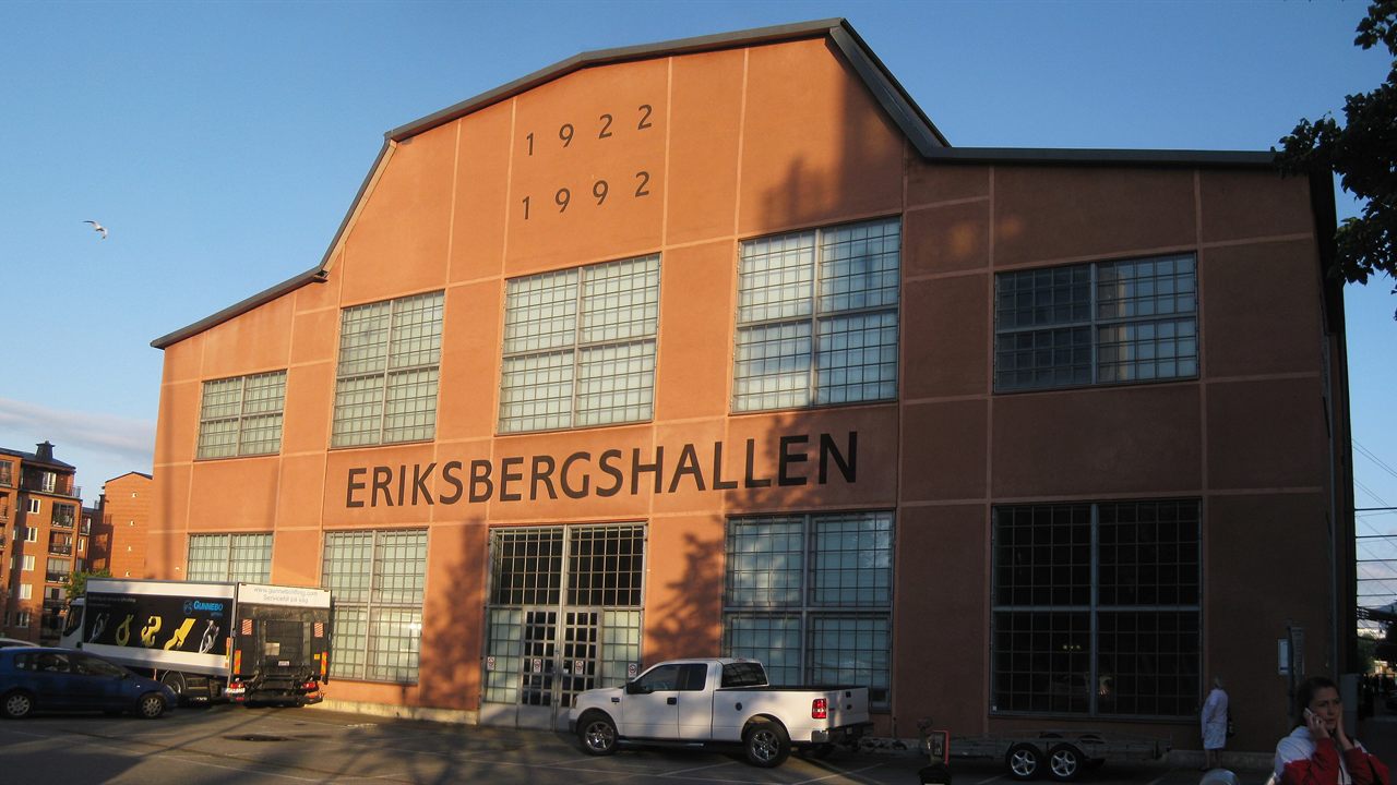 Eriksbergshallens tegelfasad med stora fönster och skylten Eriksbergshallen, Göteborg