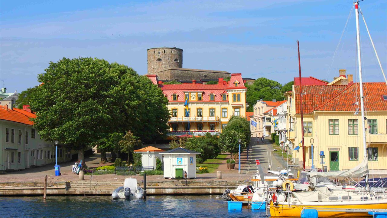 Marstrands hamn med Grand Hotel och Carlstens fästning i bakgrunden