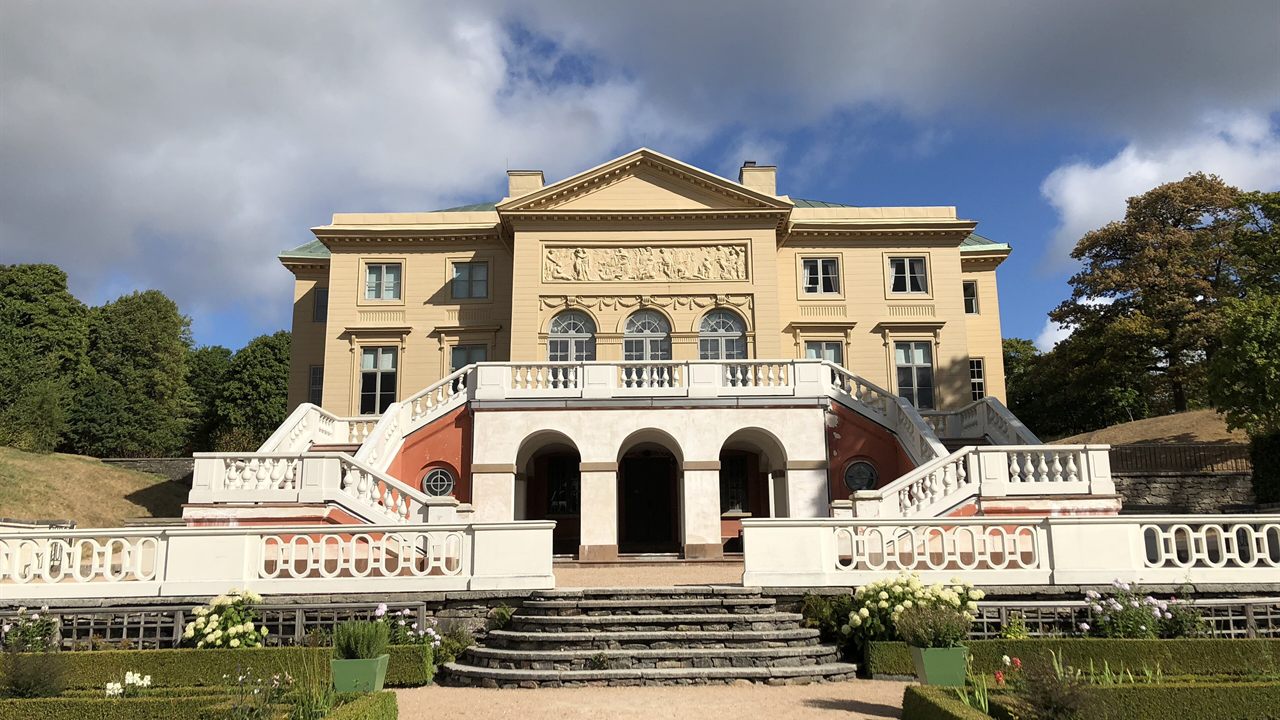 Gunnebo slott sett från trädgården