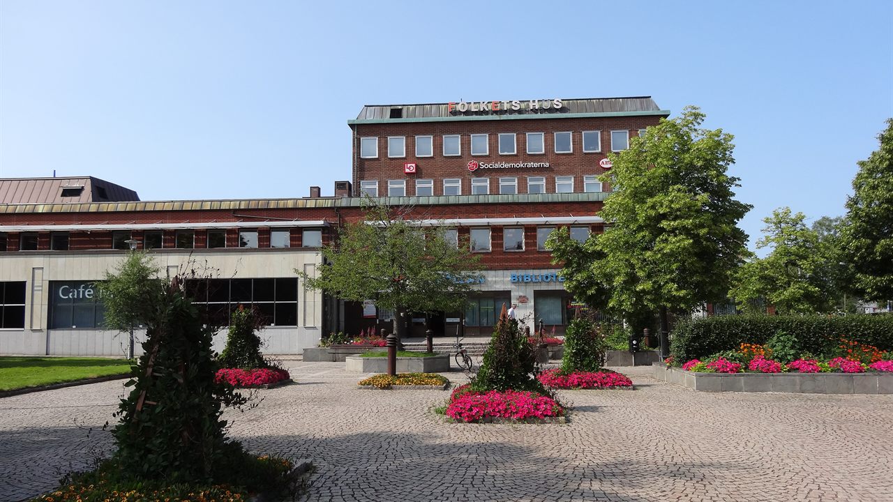 Mölndals Folkets hus sett från Stadshusplatsen i söder