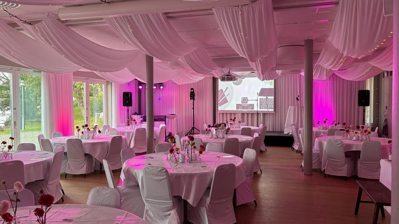 Festdukning på Nääs Fabriker med rosa eventbelysning från Nöjesagenturen