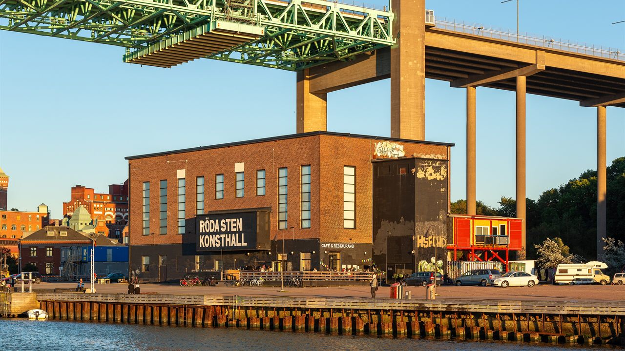 Röda Sten Konsthall i rött tegel vid kajen under Älvsborgsbron, Göteborg