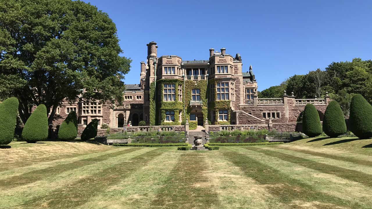Tjolöholms slott med trädgård och klippta häckar en solig sommardag