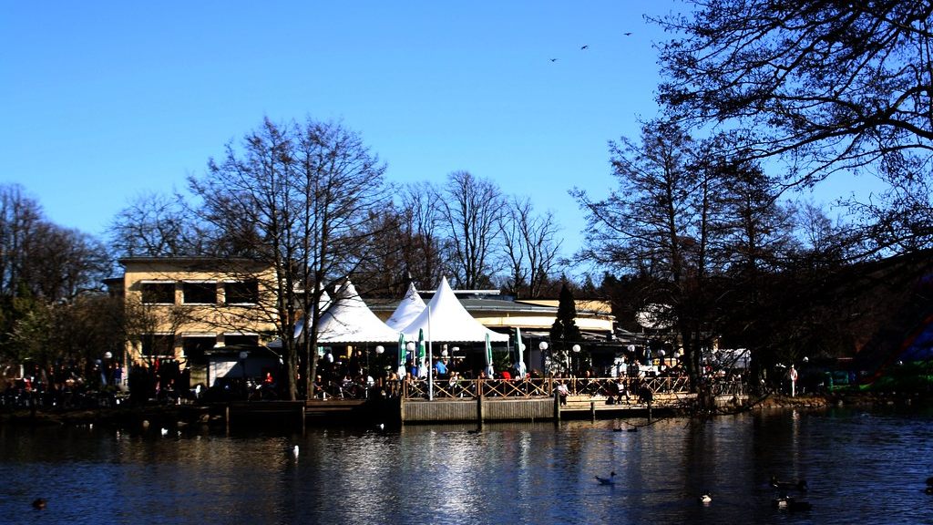 Villa Belparc vid Stora dammen i Slottsskogen, med terrass och partytält vid vattnet